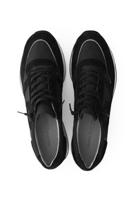 Schwarze Sportschuhe aus einer Kombination von Wildleder und synthetischen Materialien. Abgerundete Zehenform, flache Schnürsenkel und dezente weiße Akzente.