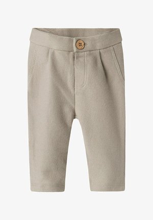 Pantalon pour enfants couleur beige clair en tissu texturé, avec une fermeture à bouton, deux poches avant et un design ajusté.