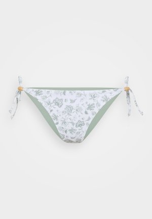 Bikini donji dio s cvjetnim bijelo-zelenim uzorkom, jednobojni svijetlozeleni pojas, bočne vezice i drveni detalji. Glatka tekstura tkanine.