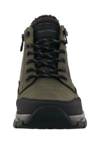 Zelené syntetické boty s černými gumovými akcenty, které mají texturované tkaničky, polstrovaný límec a pevnou podešev navrženou pro dobrou přilnavost.