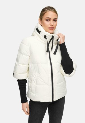 Witte pufferjack met een hoge kraag, zwarte rits en koordjes. Heeft korte mouwen en een boxy ontwerp.