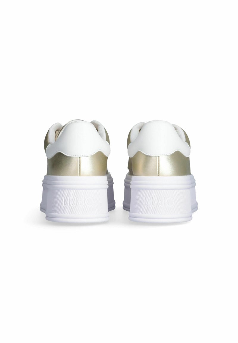Baskets blanches avec des accents dorés métalliques, arrière arrondi, semelle blanche épaisse et détail de logo en relief sur le talon. Texture lisse.