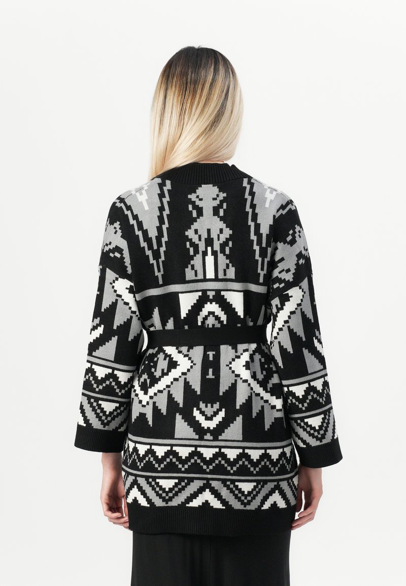 Cardigan a righe nere e grigie con maniche lunghe, caratterizzato da disegni geometrici, una vestibilità morbida e una cintura in vita.