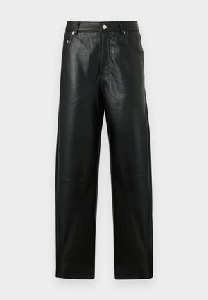 Černé kalhoty s vysokým pasem z imitace kůže, rovné nohavice, se zapínáním na knoflík a zip, s průvleky na pásek a bočními kapsami na jednobarevném pozadí.