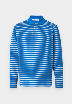 Langermet pikéskjorte med blå bunn og tynne hvite horisontale striper, med klassisk krage og tresknappet stolpe.