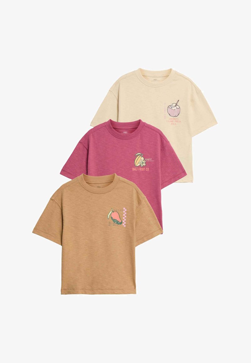 Tres camisetas de algodón de manga corta en beige, rosa y marrón, cada una con un pequeño gráfico de fruta tropical en el pecho.