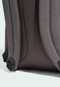 Grijze rugzak met een mesh-structuur op de padding, gladde stoffen accenten en verstelbare banden met plastic hardware.