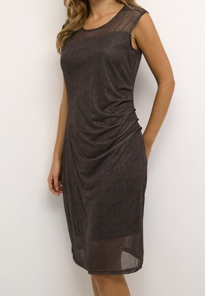 Mouwloze donkerbruine jurk tot op de knieën met subtiel abstract patroon, nauwsluitende pasvorm en lichte plooien aan één zijde.
