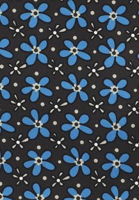 Dopasowany materiał w kwiaty, z niebieskimi kwiatami z czarnymi konturami na czarnym tle, przeplatany małymi białymi kropkami i szarymi akcentami.