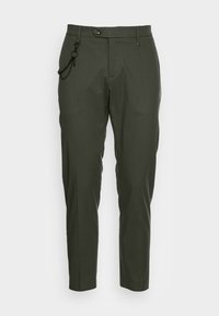 Tmavě zelené tapered kalhoty se zapínáním na zip a knoflík, s bočním řetízkovým doplňkem a hladkou texturou látky.