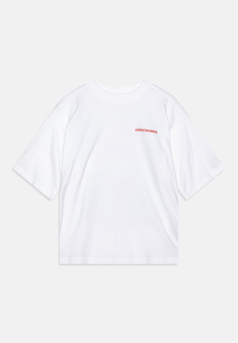 Bílá bavlněná tričko s krátkým rukávem, na levé horní straně s logem "ABERCROMBIE" v červené barvě, s uvolněným, boxy střihem.