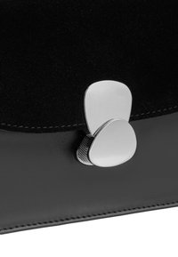 Czarna skórzana torba o gładkiej fakturze, srebrnym wykończeniu z podwójnym zapięciem oraz kontrastującym czarnym zamszem na górze.