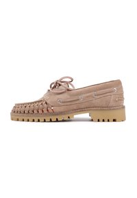 Chaussure en suédine beige avec un design tissé à l'avant, semelle en caoutchouc beige, lacets ronds et œillets en métal argenté pour un ajustement sécurisé.