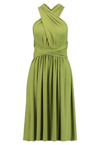 Robe verte en tissu doux, avec un col halter, des bretelles croisées et une taille froncée, accompagnée de plis fluides sur la jupe.