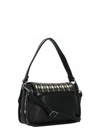Sac à main en cuir noir avec un rabat en tissu texturé à motif, doté de quincaillerie en argent et d'une bandoulière réglable.