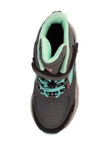 Zapatilla atlética gris con parte superior texturizada, acentos en verde menta y cordones negros. Presenta un collar acolchado y un sistema de cierre ajustado.