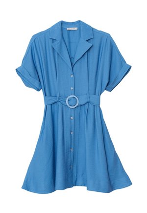 Kortærmet blå skjortekjole med krave, knapper foran og et matchende bælte med rund spænde i taljen.