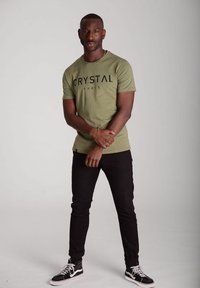 CRYSTAL PARIS CLASSIC - Triko s potiskem - olive