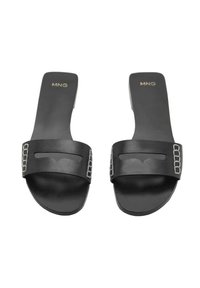 Sandale plate negre cu un brâu lat, având un design decupat și accente texturate. Fabricate dintr-un material asemănător cu pielea, neted.