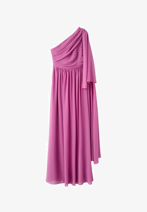 Robe longue fuchsia à une épaule avec corsage plissé et tissu fluide drapé sur l'épaule opposée.