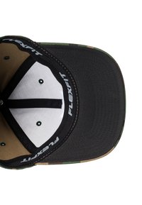 Čierna čiapka s plochým okrajom, kamuflážnou vnútornou stranou a vyšitým logom "Flexfit". Obsahuje ventilačné otvory a hladkú vnútornú podšívku.