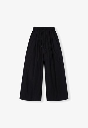 Schwarze, weit geschnittene Hosen aus leichtem Material. Mit einem elastischen Bund und Zugband, zwei seitlichen Cargo-Taschen und minimalem Branding.
