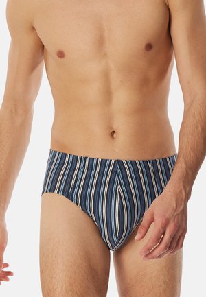 Blaue und weiße gestreifte Schwimmslips mit enger Passform. Der Stoff wirkt glatt und verfügt über einen dehnbaren Bund sowie ein konturiertes Vorderdesign.