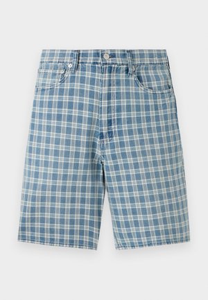 Svetlomodré kárované šortky z kombinovanej bavlnenej tkaniny, s piatimi vreckami, zapínaním na gombík a pohodlným strihom. Textúra je hladká a jemná.
