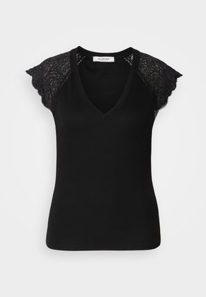 Schwarzes T-Shirt mit Kurzärmeln und V-Ausschnitt. Spitzenakzente an den Ärmeln mit floralen Mustern. Rippstruktur im gesamten Oberteil.