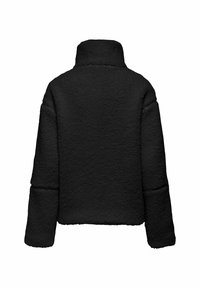 Juodas flisinis švarkas su aukštu apykakle, sutrumpinta siluetu ir ilgomis rankovėmis. Minkšta tekstūra ir minimalūs siūlai gale.