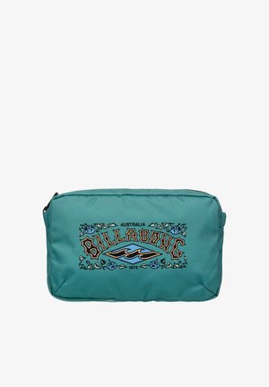 Torebka z tkaniny w kolorze morskim z zamkiem błyskawicznym, z logo "Billabong" w stylu retro i kwiatowymi akcentami, o wymiarach odpowiednich na małe przedmioty.