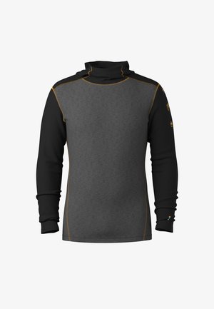 Harmaa pitkähihaisella paidalla, jossa mustat hihat, korkea kaulus ja oranssit tikkaukset. Ominaisuuksina sovitettu muotoilu teksturoidusta kankaasta.