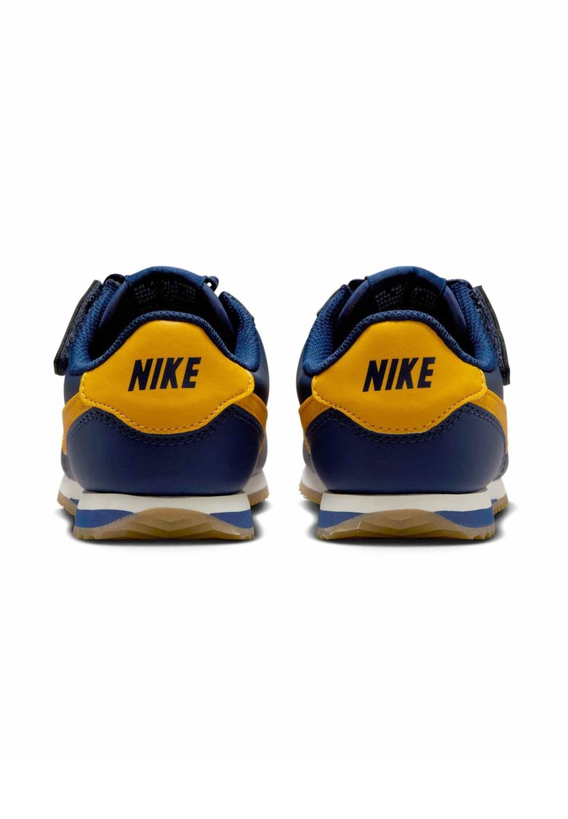 Baskets Nike bleu marine et jaune avec un dessus texturé, un col rembourré et une semelle en caoutchouc avec un motif triangulaire pour une meilleure adhérence.