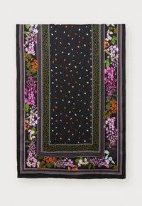 Bufanda de seda negra con patrones florales en rosa, naranja y azul, enmarcada por franjas en contraste. Ligera y con una textura suave.