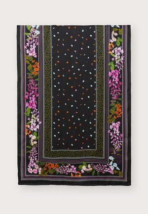 Schwarzer Seidenschal mit floralen Mustern in Pink, Orange und Blau, umrahmt von kontrastierenden Streifen. Leicht und mit glatter Textur.