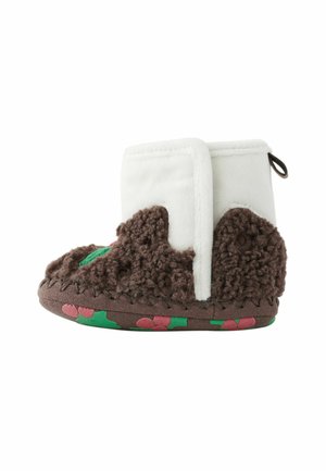 Bruine en witte fleece laars met een zachte, textuurachtige bovenkant, een groen en roze bloemmotief op de zool en een trekhaak aan de achterkant voor gemakkelijk aan- en uittrekken.
