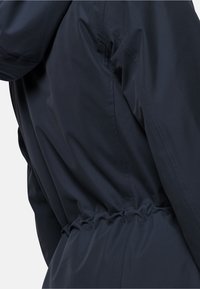 Dunkelblauer Jacke mit taillierter Passform, glatter Textur und praktischem Design ohne sichtbare Nähte und Taschen.