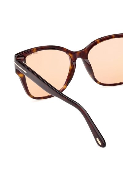 Ochelari de soare tartar cu lentile gradiente în nuanțe de roz. Formă cat-eye, ramă groasă și temple subțiri cu accente metalice subtile.