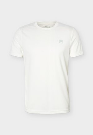 Biele tričko s krátkym rukávom a okrúhlym výstrihom s malým svetlošedým logom FILA na ľavej strane hrudníka, zobrazené na jednoduchom pozadí.