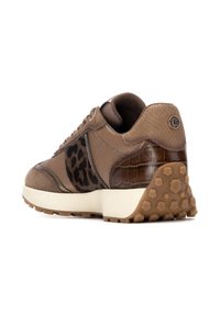 Zapatilla marrón con tejido texturizado, acento de estampado de leopardo y talón de cuero con patrón. Suela blanca gruesa con un diseño de banda de rodadura robusto.