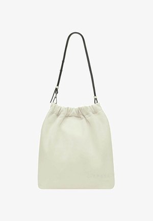 Biały skórzany worek na ramię z zasuwanym zamknięciem i czarnym paskiem na ramię. Gładka tekstura z wytłoczonym detalem logo z przodu.