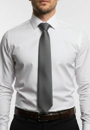 Grijze stropdas met een gestructureerde afwerking, gedragen over een frisse witte overhemd. Het overhemd heeft een klassieke boord en aansluitende mouwen. Donkerbruine riem accenten.