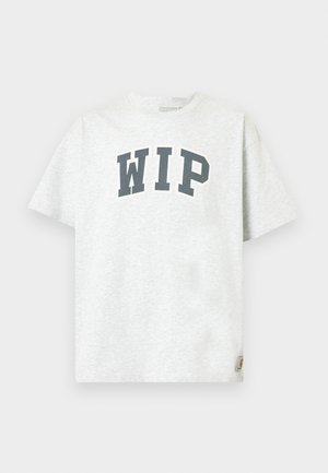 Ανοιχτό γκρι κοντομάνικη μπλούζα με τη λέξη "WIP" σε μεγάλα μαύρα γράμματα στο στήθος και μια μικρή ετικέτα με λογότυπο κοντά στο τελείωμα.