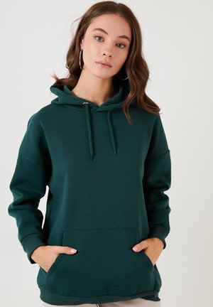 Sweatshirt en coton vert foncé avec capuche, doté de cordons de serrage réglables, d'une poche frontale et de poignets et ourlet côtelés.