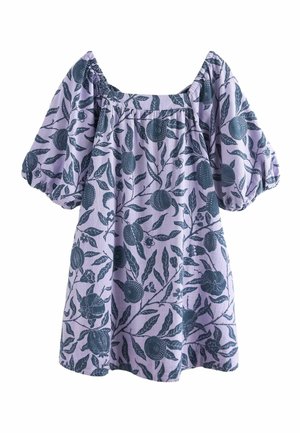 Robe courte lavande avec des manches bouffantes, décolleté carré, décorée de motifs floraux et de fruits en bleu foncé.