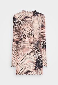 Robe à manches longues en tissu texturé avec des motifs tourbillonnants noirs et rosés, dotée d'un col montant et d'un ourlet festonné.