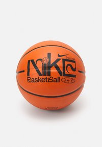 Palla da basket arancione con superficie in gomma testurizzata, caratterizzata da marcature nere per "Nike" e "BasketBall", con un logo Swoosh prominente.