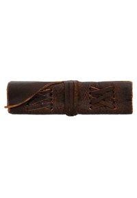 Rouleau en cuir marron avec une surface texturée et un accent cousu. Design plié maintenu par une sangle en cuir avec des détails croisés.