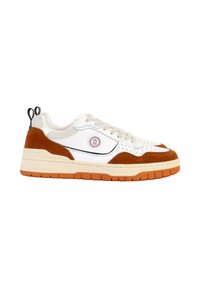 Baskets blanches avec des accents en daim marron, des détails perforés et une semelle intermédiaire crème. Présente un onglet de talon noir et un logo circulaire sur le côté.