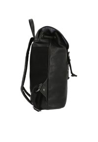Mochila de cuero negro y tela con cierre de cordón, correa ajustable y herrajes de metal. Forma redondeada con una textura suave.